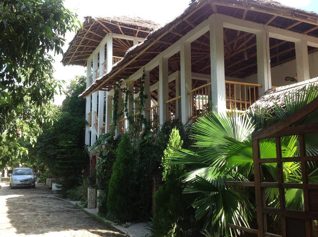 Mangga Lodge Bira Exterior photo